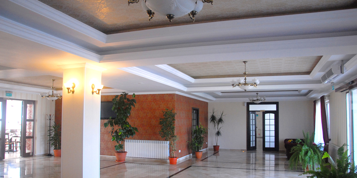 Interior decorat cu profile din polistiren – cornișe, scafe și brâuri montate pe tavan și pereți