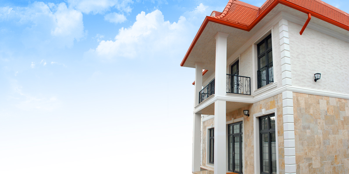 Fațadă de casă cu profile din polistiren montate – ancadramente, cornișe și brâuri decorative